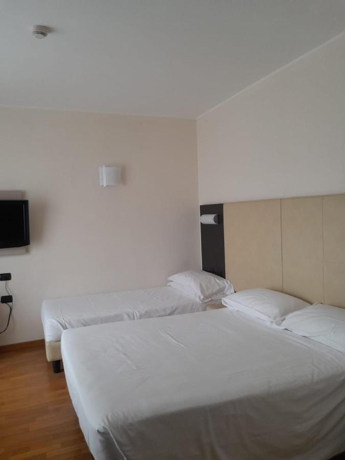 Elysium Hotel Raya Mediglia Exteriér fotografie