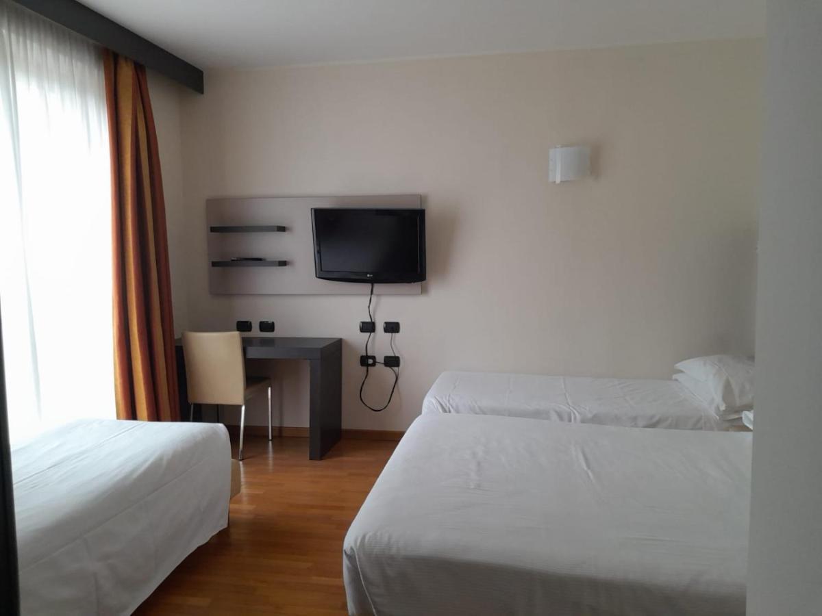 Elysium Hotel Raya Mediglia Exteriér fotografie